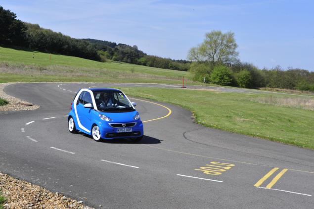 smart fortwo coupe - much blue-and-whiteness in this iceshine special edition