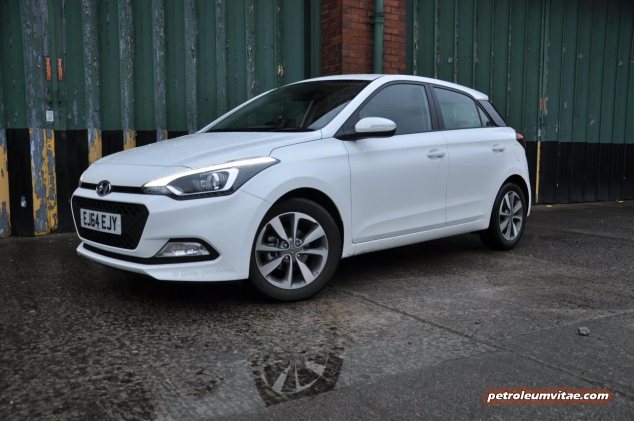 New Generation 2015 Hyundai i20 road test review report blogger journalist Carrot Insurance Oliver Hammond wallpaper photo image picture - front 34c