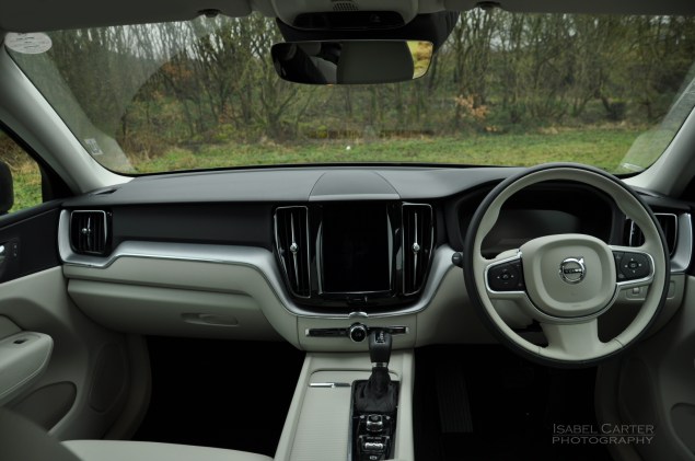 Oliver Hammond motoring blogger car reviews Petroleum Vitae blog - new Volvo XC60 D4 Momentum Pro - dashboard Drive Mode Select