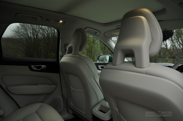 Oliver Hammond motoring blogger car reviews Petroleum Vitae blog - new Volvo XC60 D4 Momentum Pro - interior Amber leather