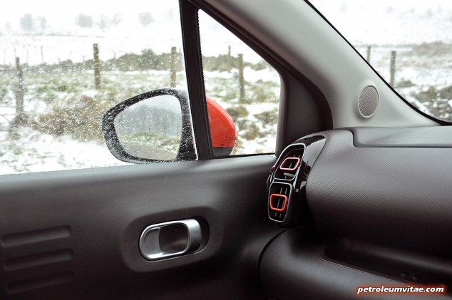 Interior detail dashboard - Citroen C3 Aircross compact small SUV crossover road test review 1.2 petrol Flair Oliver Hammond blogger writer journalist Petroleum Vitae