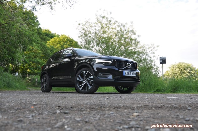 Volvo XC40 D4 R-Design AWD review by Oliver Hammond photo - front 34