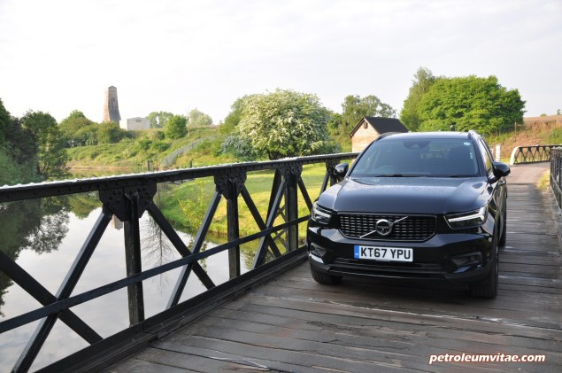 Volvo XC40 D4 R-Design AWD review by Oliver Hammond photo - front